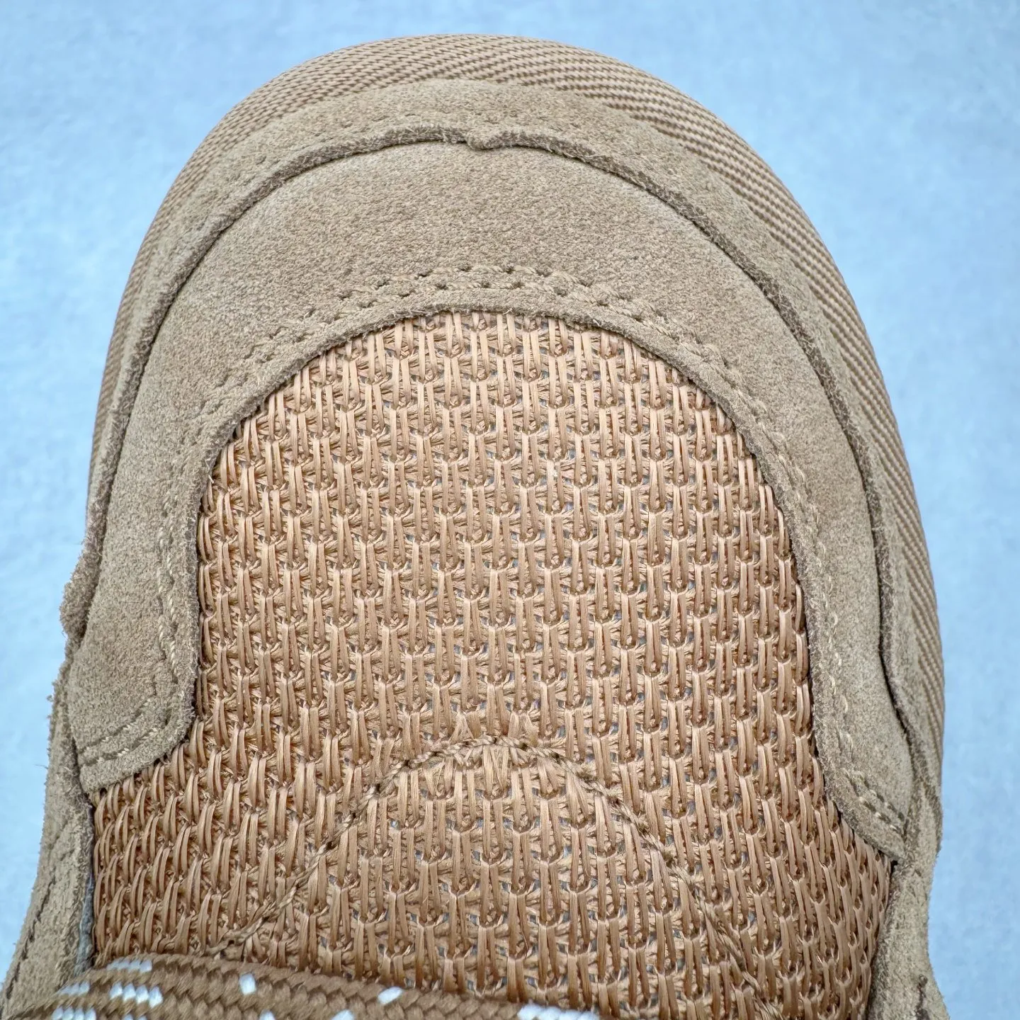 Pick up locally💰640 UGG 4032 Meyer autumn and winter sheepskin and fur integrated snow boots. All shoes are made of ZP from the same factory. Longfeng A-grade Australian imported sheepskin and fur integrated. Men's and women's boots brand OEM production line fully follows the ZP process. OEM original pattern maker adheres to the principle of no original shoes and no development selection. Pay attention to every detail. The most authentic version on the market TREADLITE "Light Wing" technology outsole Lightweight/durable/flexible/pile size: 35 36 37 38 39 40 41 42 43 44 45 Coding: by3936030